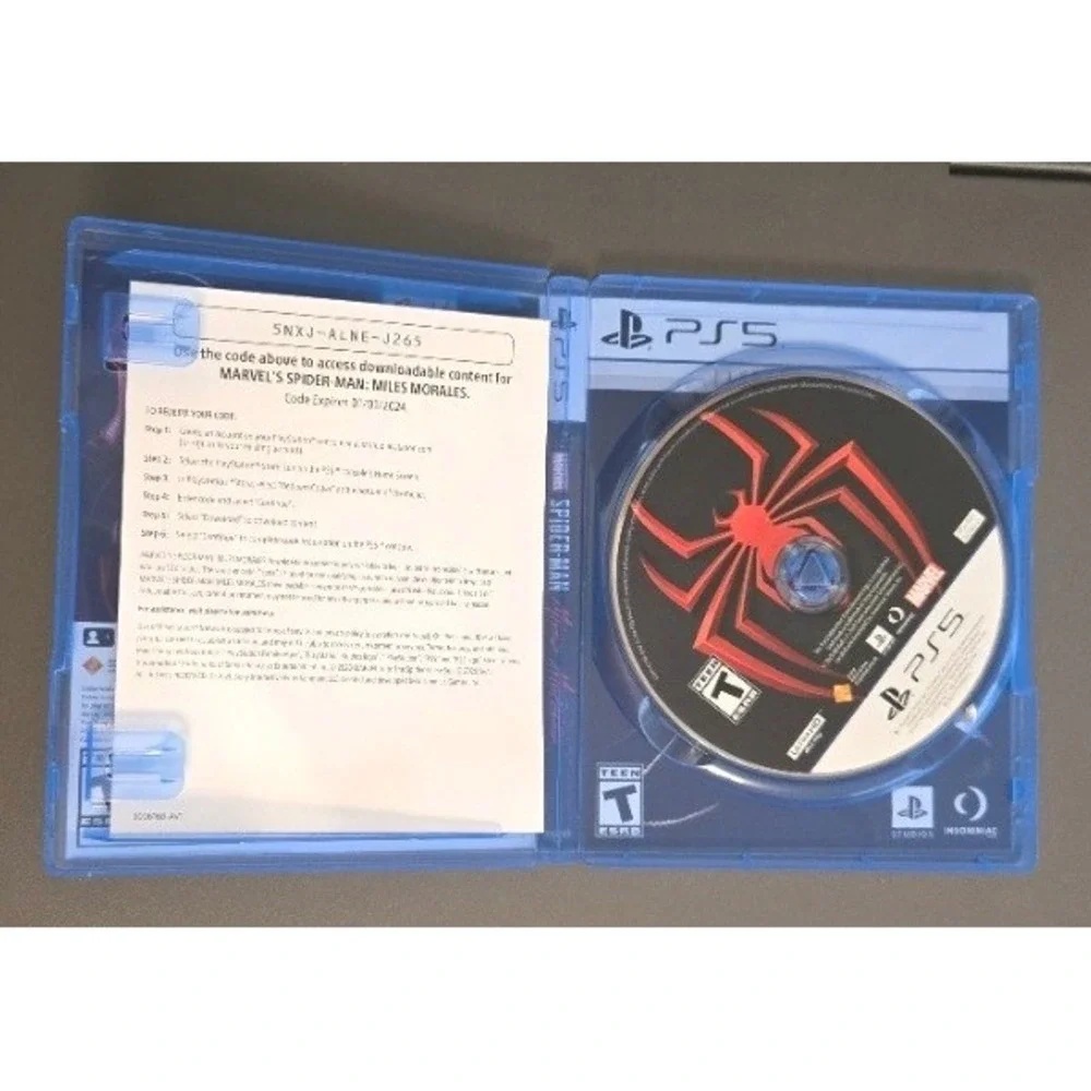 Marvel's Spider-Man: Miles Morales PS5 Game + Game Informer Issue 330 Bundle